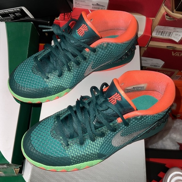 Gradeschool Nike Kyrie 1 Size 5y - Picture 2 of 4